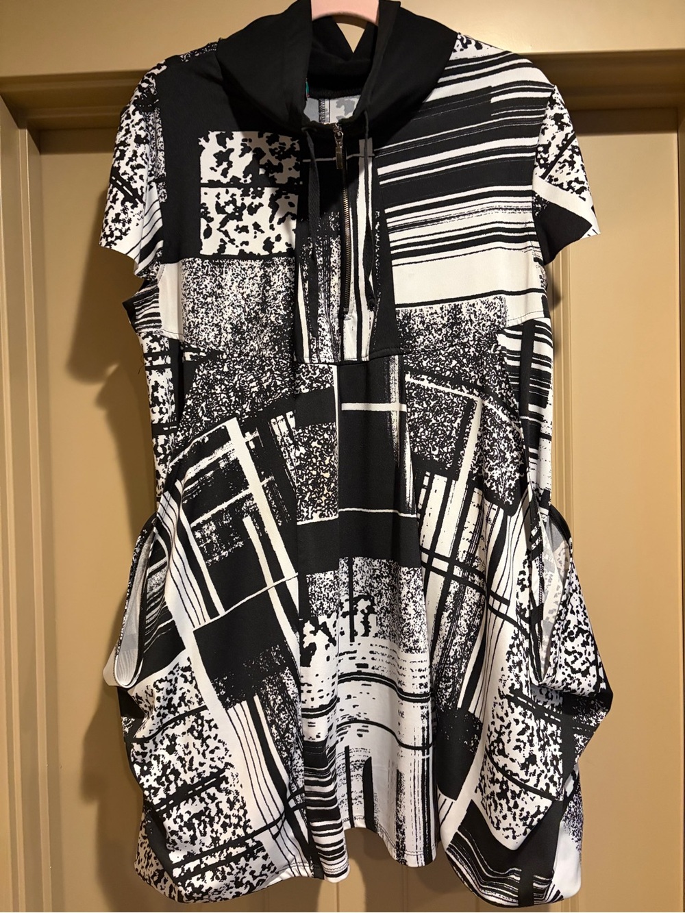 Froccella Italy Artsy Abstract Graphic Tunic Hooded Dress Black White Pockets